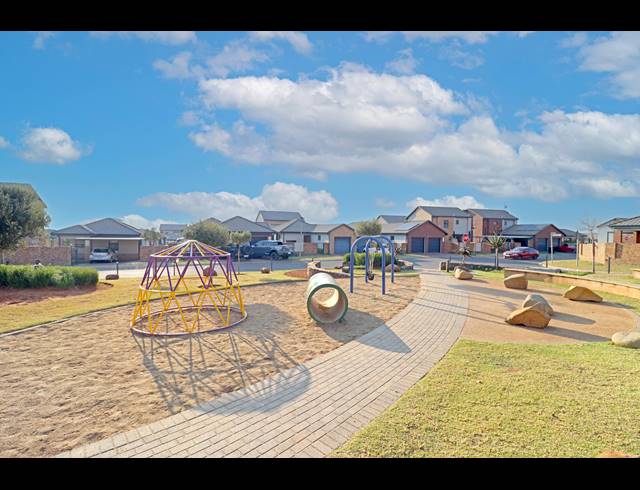 4 BEDROOM HOUSE FOR SALE IN COSMO CITY